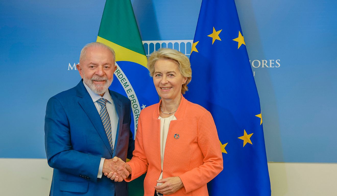 Lula e Ursula von der Leyen; Acordo entre Mercosul e União Europeia pode ser assinado neste sábado (20)