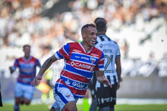 Breno Lopes comemora gol em Botafogo x Fortaleza pelo Brasileirão 2025