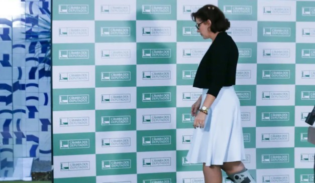 Carla Zambelli, durante entrevista na Câmara dos Deputados; deputada teve perda do mandato determinada por Alexandre de Moraes