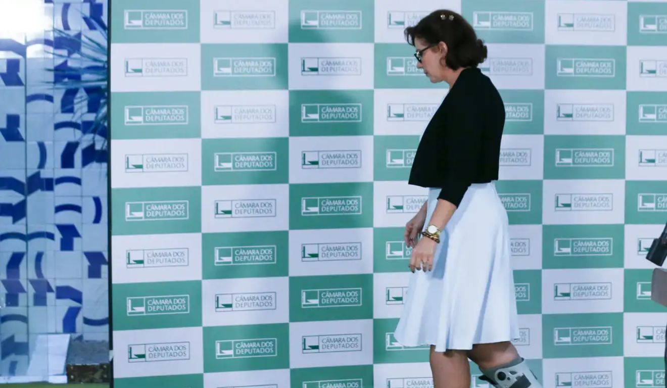 Carla Zambelli, durante entrevista na Câmara dos Deputados; deputada teve perda do mandato determinada por Alexandre de Moraes