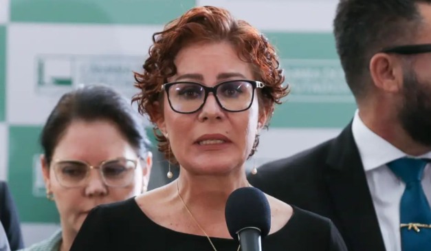 Carla Zambelli em entrevista na Câmara dos Deputados; STF decidiu pela perda do mandato da parlamentar