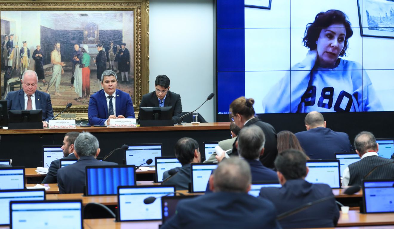 Carla Zambelli, durante sessão que votou relatório sobre impeachment da deputada