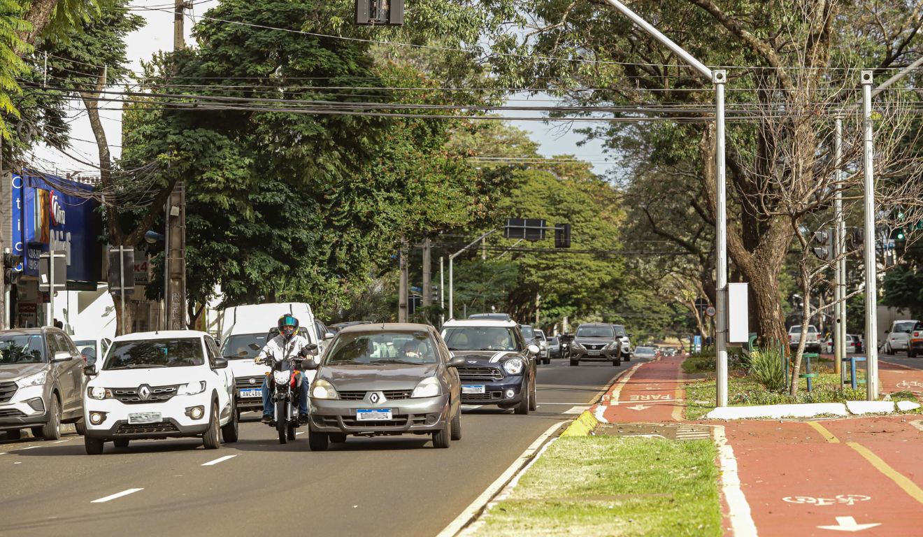 Imagens do trânsito em Maringá; comércio da cidade terá horário especial em dezembro