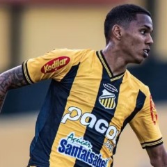 Dantas, zagueiro que interessa ao Athletico, em ação pelo Novorizontino
