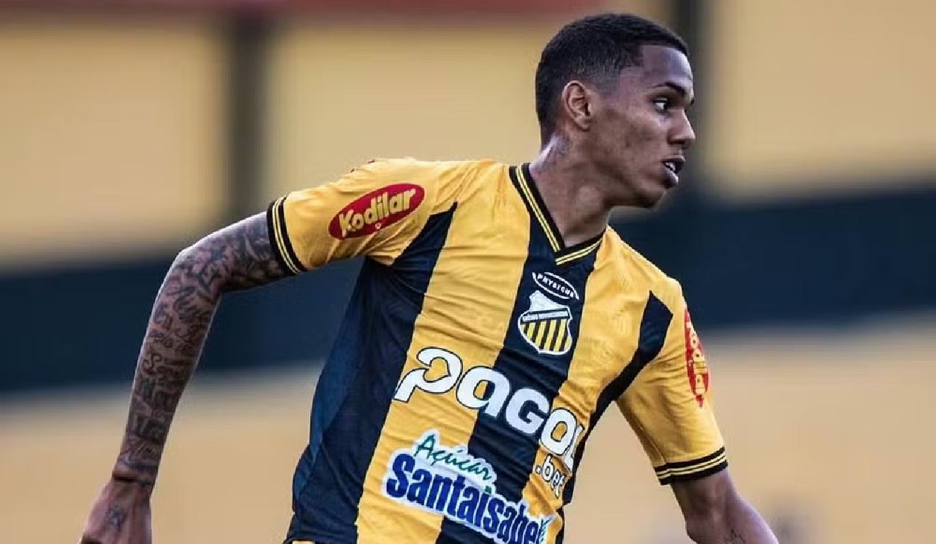 Dantas, zagueiro que interessa ao Athletico, em ação pelo Novorizontino