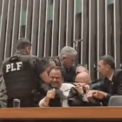 Deputado Glauber Braga ocupa mesa da Câmara e é retirado à força