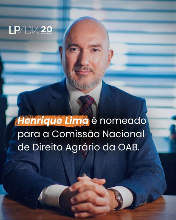 Foto institucional de um profissional sentado à mesa, com terno e gravata, em ambiente corporativo, acompanhada do texto que anuncia a nomeação para a Comissão Nacional de Direito Agrário da OAB.