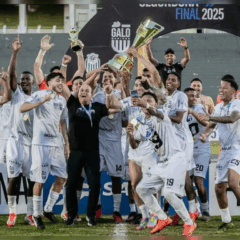 jogadores do Galo Maringá erguem a taça da Segundona do Paranaense