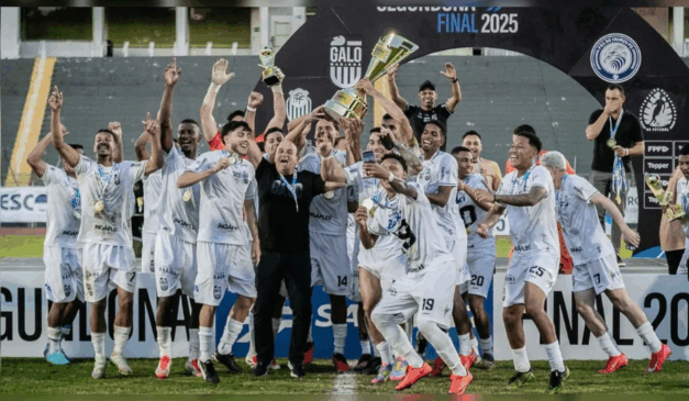 jogadores do Galo Maringá erguem a taça da Segundona do Paranaense