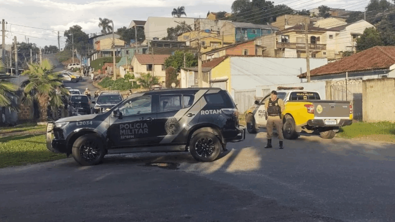 Homem agride mulher, atira na polícia e morre na Grande Curitiba