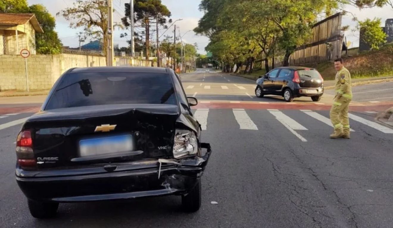 Corsa que foi acertado na traseira por carro dirigido por homem bêbado, em Curitiba