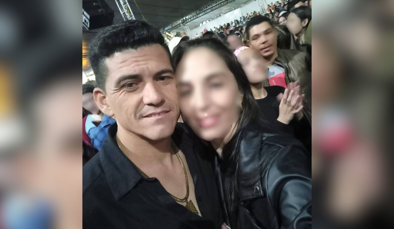 Homem que manteve esposa e vizinha reféns em Pato Branco no Paraná, ao lado da companheira