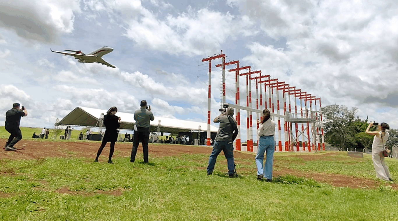 avião pousando no Aeroporto de Londrina, no Paraná, com fotógrafos na frente