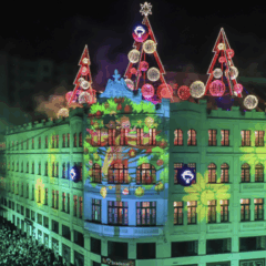 Apresentação de Natal no Palácio Avenida; fachada do prédio durante espetáculo