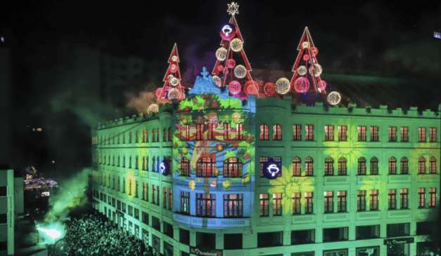 Apresentação de Natal no Palácio Avenida; fachada do prédio durante espetáculo