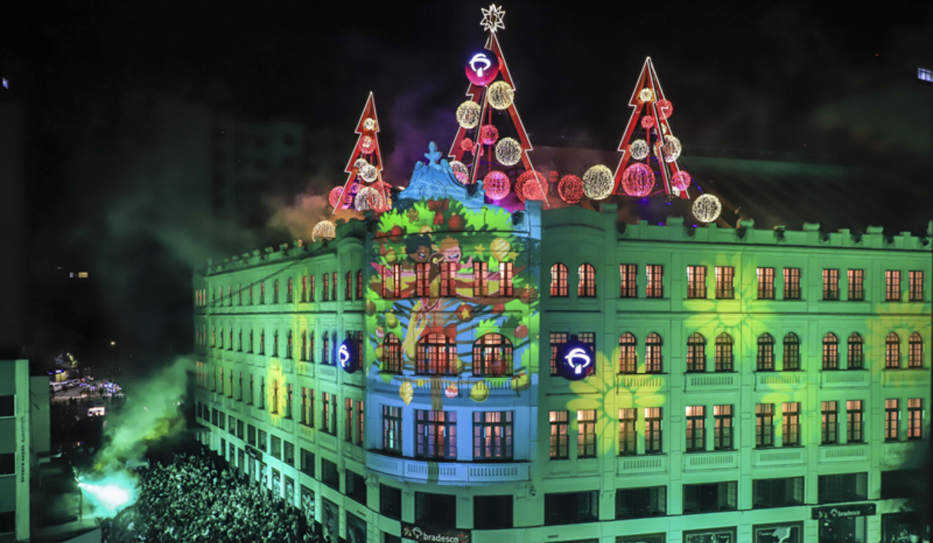 Apresentação de Natal no Palácio Avenida; fachada do prédio durante espetáculo