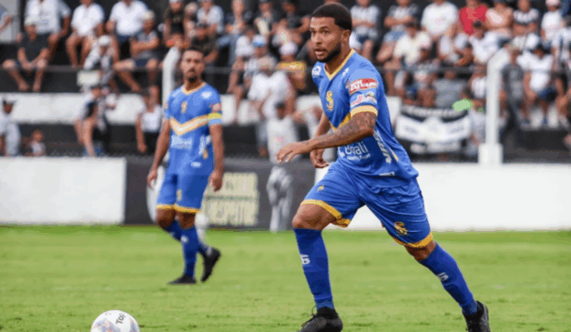 Na imagem, vemos um jogador do São Joseense; time estará disputando o Campeonato Paranaense em 2026.