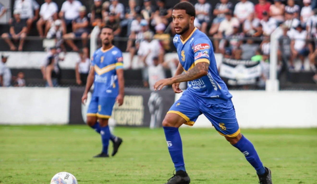 Na imagem, vemos um jogador do São Joseense; time estará disputando o Campeonato Paranaense em 2026.