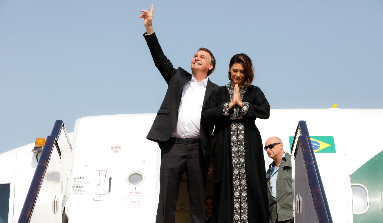 Jair e Michelle Bolsonaro descendo de avião; Ex-primeira-dama disse que cirurgia do marido foi bem sucedida