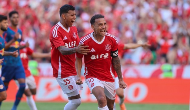 Jogadores do Internacional comemoram gol no Brasileirão