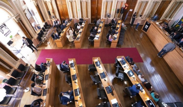 Plenário da Câmara Municipal de Curitiba, que aprovou orçamento e investimento recordes para a capital paranaense
