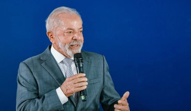 Lula em discurso com fundo azul