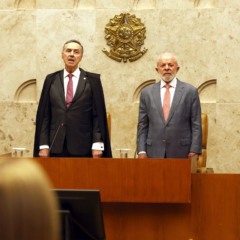 Davi Alcolumbre, Lu&iacute;s Roberto Barroso, Lula e Hugo Motta, durante cerim&ocirc;nia no STF; Presidente aprovou reajuste a funcion&aacute;rios do Judici&aacute;rio