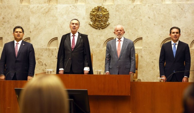 Davi Alcolumbre, Luís Roberto Barroso, Lula e Hugo Motta, durante cerimônia no STF; Presidente aprovou reajuste a funcionários do Judiciário