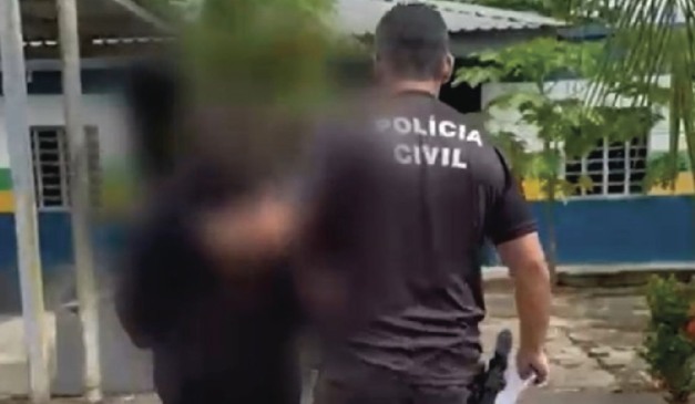 Mãe que obrigava filha a ser abusada por marido sendo presa pela Polícia Civil do Amazonas