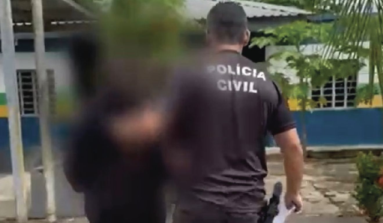 Mãe que obrigava filha a ser abusada por marido sendo presa pela Polícia Civil do Amazonas