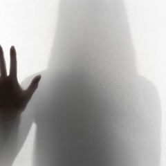 Imagem ilustrativa de violência contra mulher, em alusão ao caso do marido que comeu a boca da esposa