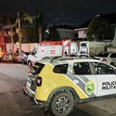 Viaturas da Polícia Militar, no local em que marido foi preso por suspeita de agredir a esposa até a morte