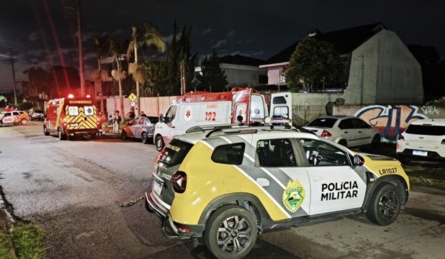 Viaturas da Polícia Militar, no local em que marido foi preso por suspeita de agredir a esposa até a morte