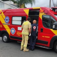 Ambulância do Siate durante atendimento do caso de motociclista que caiu e carro passou por cima dele