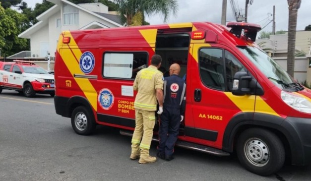 Ambulância do Siate durante atendimento do caso de motociclista que caiu e carro passou por cima dele