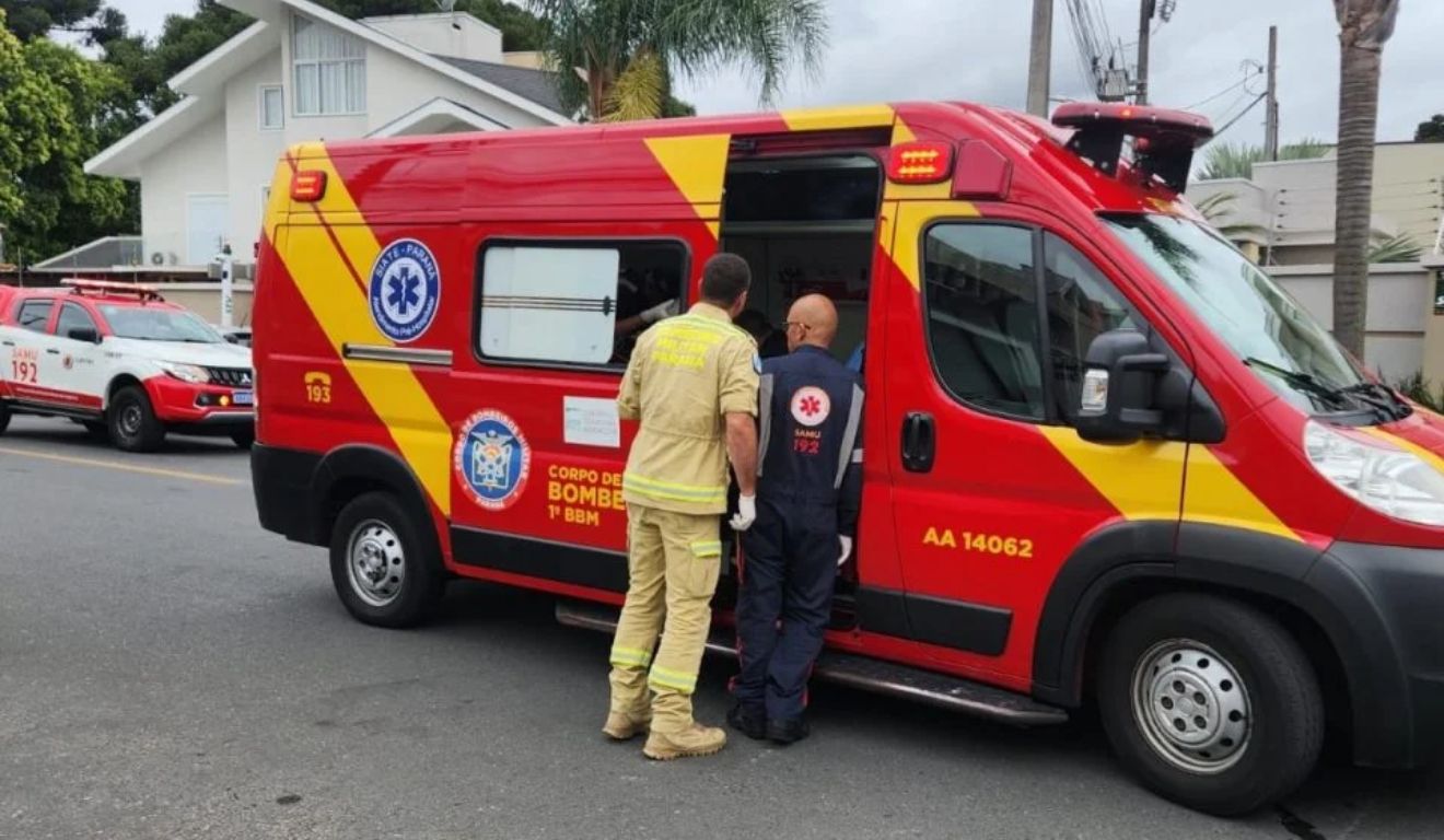 Ambulância do Siate durante atendimento do caso de motociclista que caiu e carro passou por cima dele