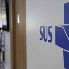 Parede de hospital com o logo do SUS; Paraná recebe mutirão da saúde neste fim de semana