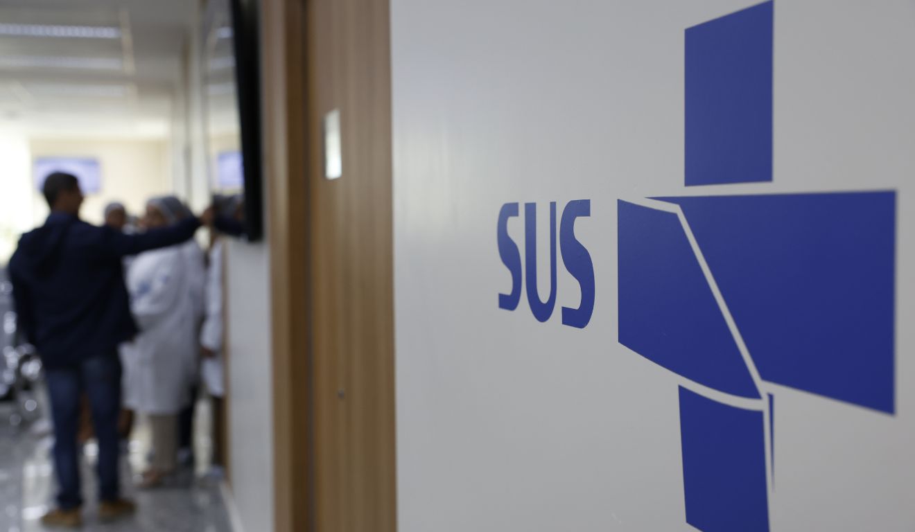 Parede de hospital com o logo do SUS; Paraná recebe mutirão da saúde neste fim de semana