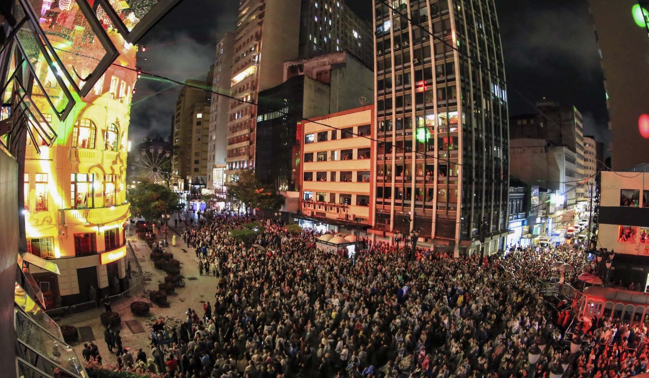Multidão acompanha espetáculo de Natal em Curitiba