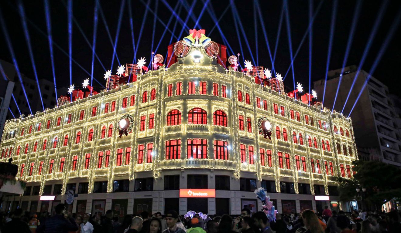 Fachada do espetáculo de Natal do Palácio Avenida, em Curitiba