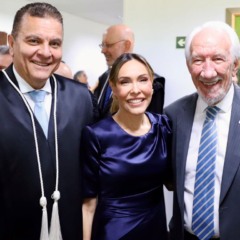 Leticia Ferreira da Silva, ao lado do vice-governador, Darci Piana, e do presidente em exercício do TJPR, desembargador Fábio Dalla Vecchia