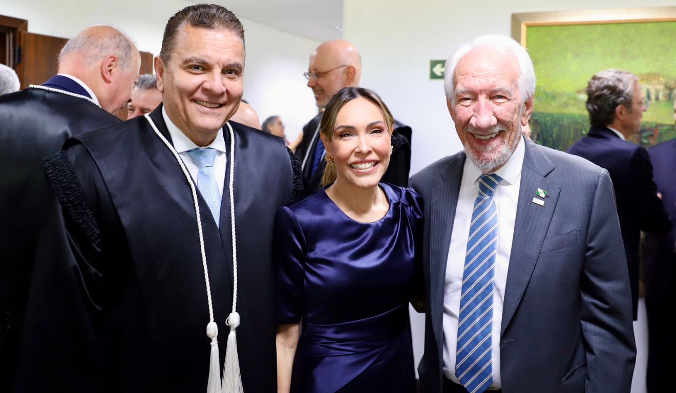 Leticia Ferreira da Silva, ao lado do vice-governador, Darci Piana, e do presidente em exercício do TJPR, desembargador Fábio Dalla Vecchia