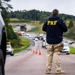 Viatura e agente da PRF no Paran&aacute;; seis mortes foram registradas em rodovias do estado