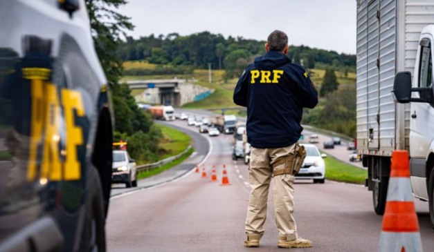 Viatura e agente da PRF no Paraná; seis mortes foram registradas em rodovias do estado