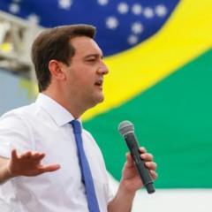 Ratinho Junior em foto em frente a bandeira do Brasil