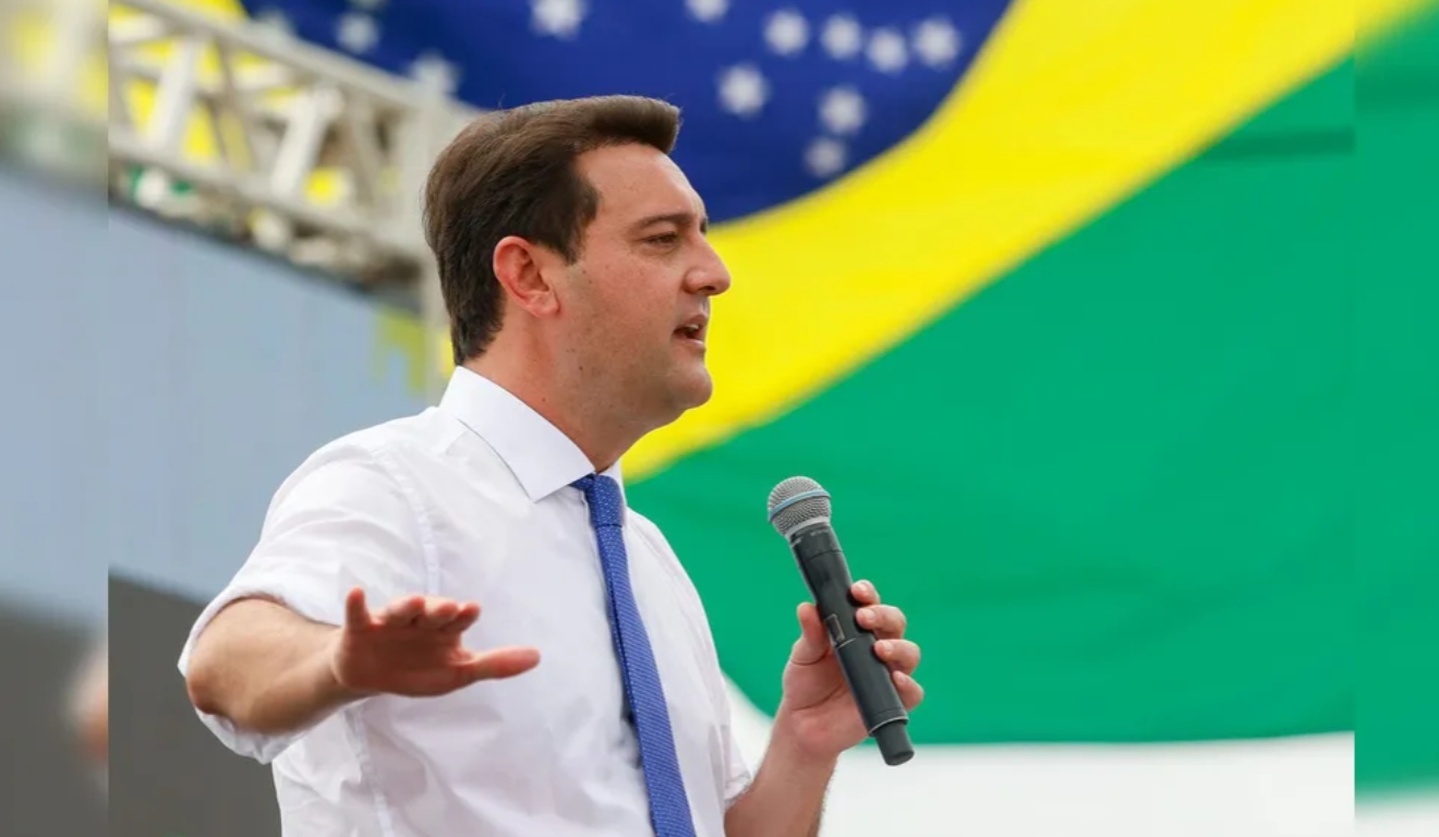 Ratinho Junior em foto em frente a bandeira do Brasil