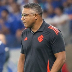 Roger Machado, na mira do Coritiba, em jogo do Internacional no Brasileirão