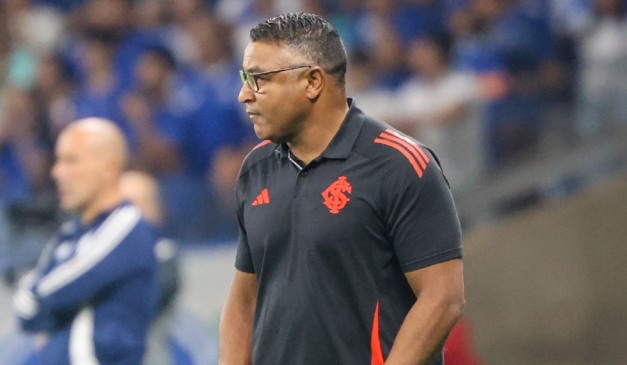 Roger Machado, na mira do Coritiba, em jogo do Internacional no Brasileirão