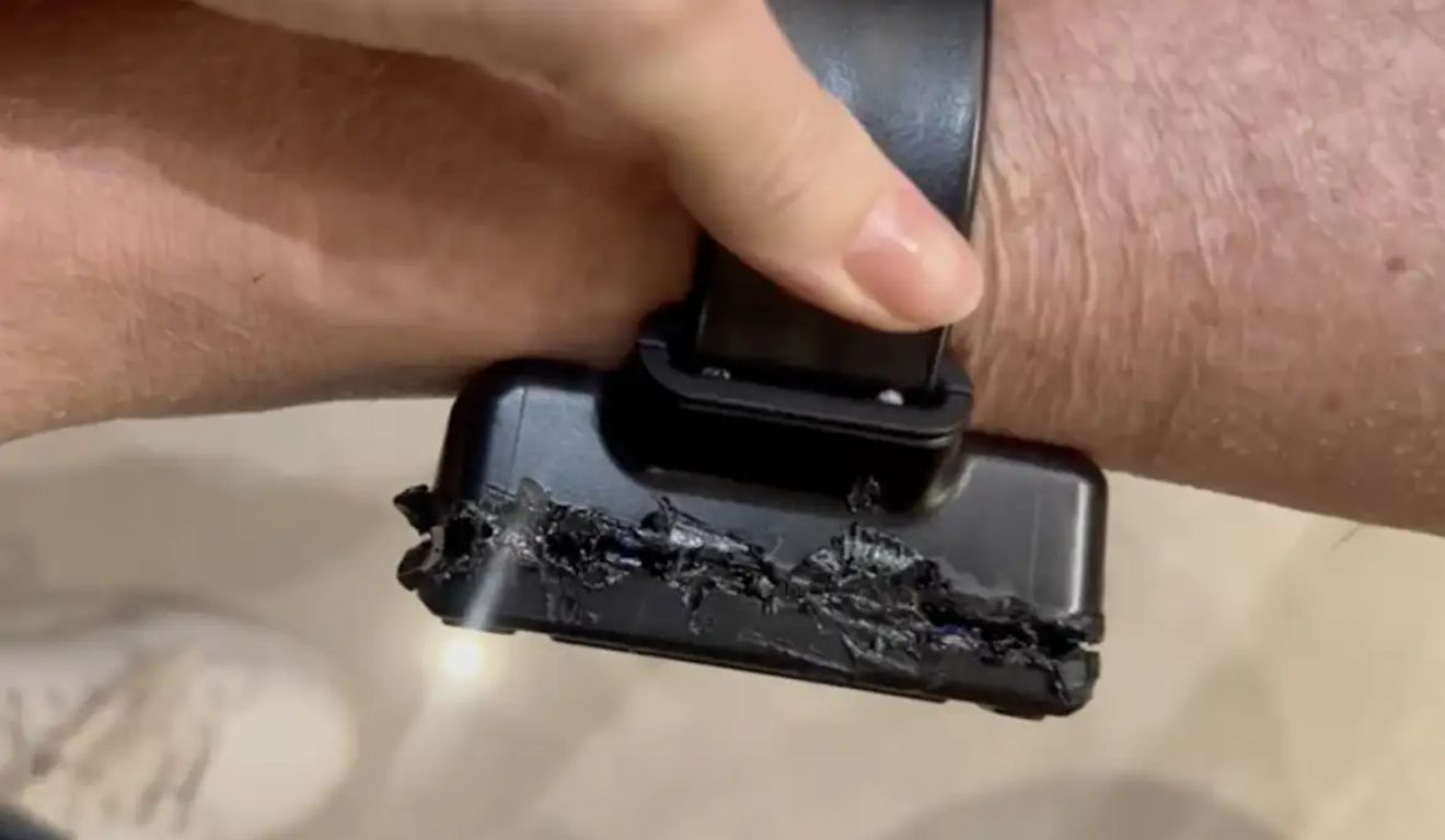 Tornozeleira eletrônica utilizada por Jair Bolsonaro, danificada após uso de solda