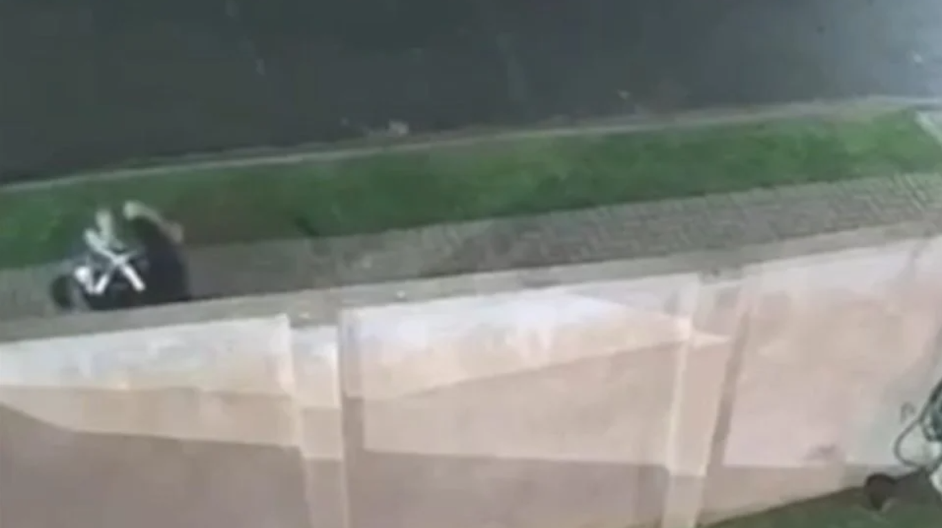 Vídeo Homem em surto cai de moto, ataca socorrista e morre em Curitiba